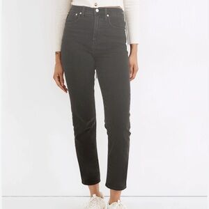 Classic Black Straight Jeans with Sleek Silhouette